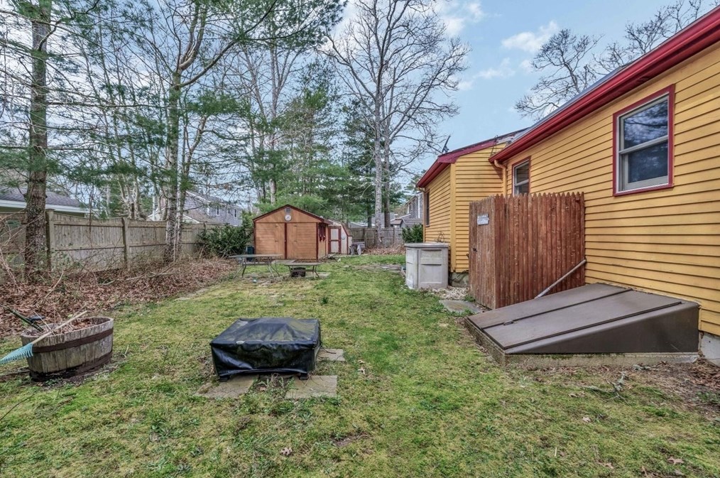 18 Ships Lantern Dr, Mashpee MA 02649-3503 exterior