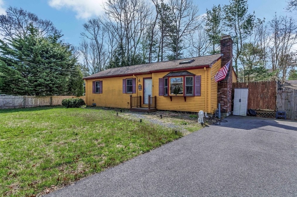 18 Ships Lantern Dr, Mashpee MA 02649-3503 exterior