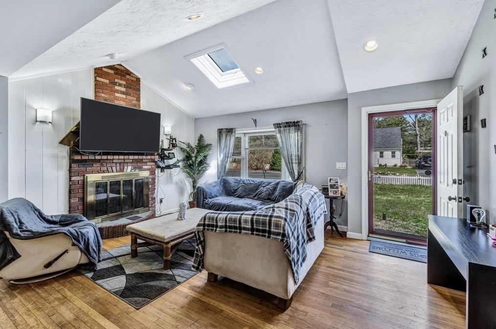 18 Ships Lantern Dr, Mashpee MA 02649-3503 exterior