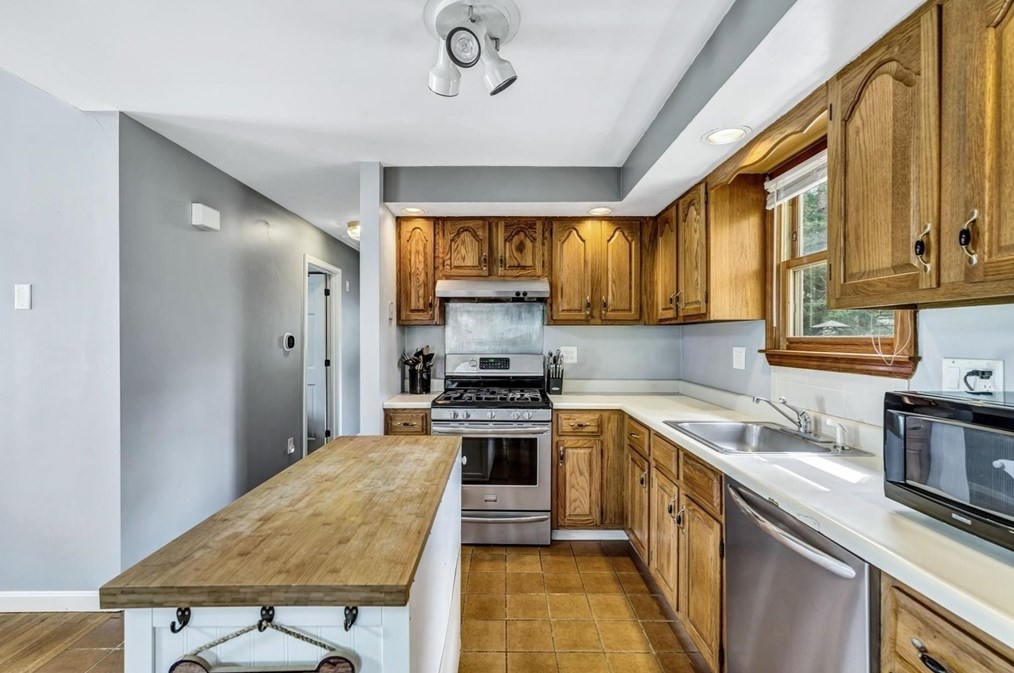 18 Ships Lantern Dr, Mashpee MA 02649-3503 exterior