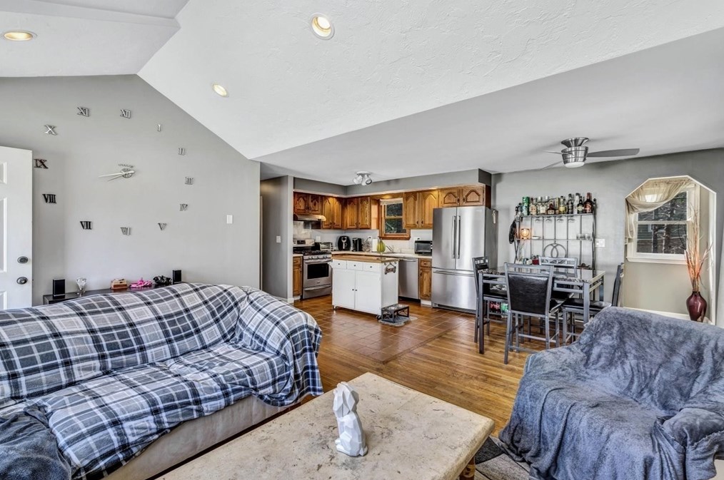 18 Ships Lantern Dr, Mashpee MA 02649-3503 exterior