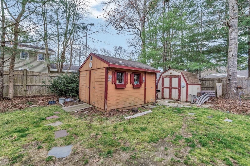 18 Ships Lantern Dr, Mashpee MA 02649-3503 exterior