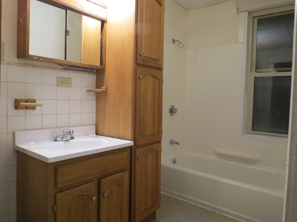 44 Plantation St, Worcester MA 01604-4757 exterior