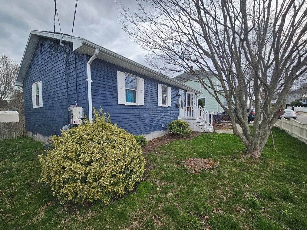 570 Maxfield St, New Bedford MA  02740-4128 exterior