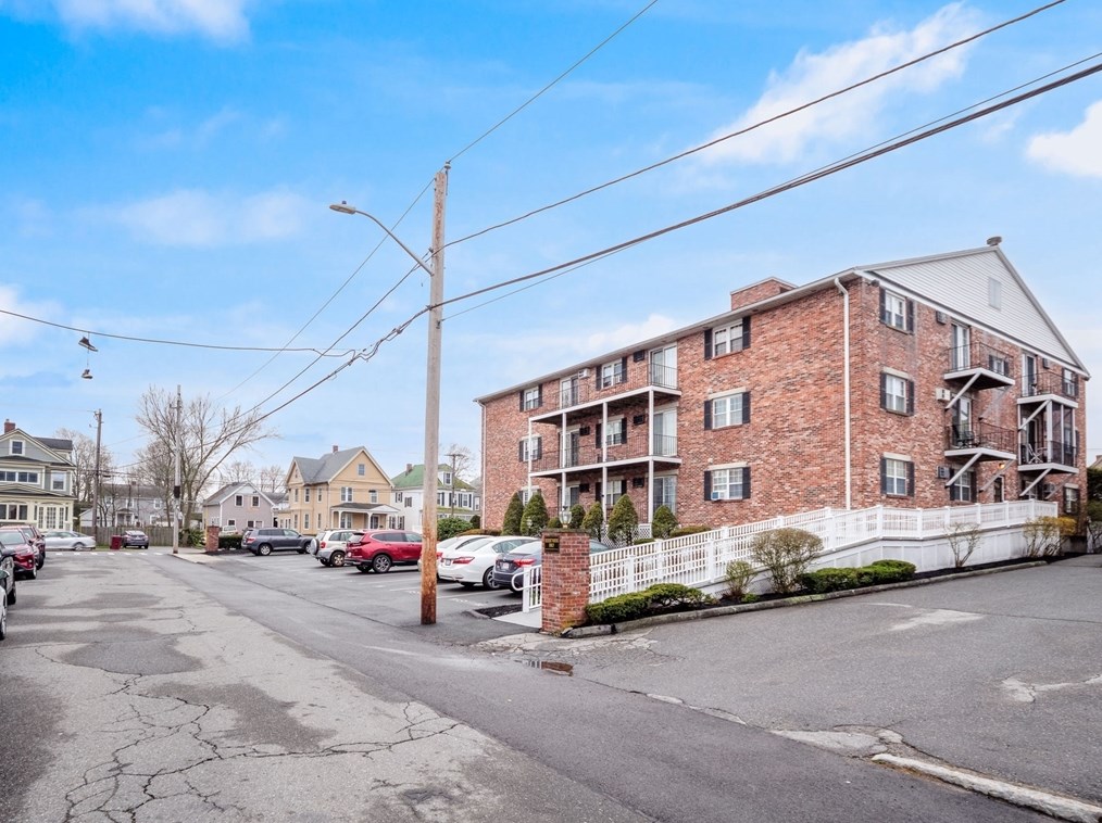 305 Pine St, Lowell MA 01851-3155 exterior