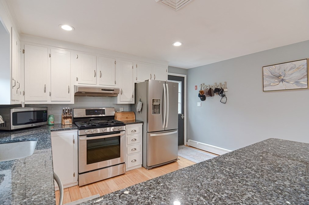 231 Mattapoisett Rd, New Bedford MA 02743-1233 exterior