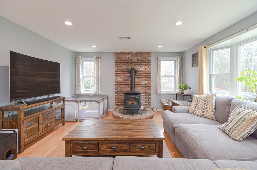 231 Mattapoisett Rd, New Bedford MA 02743-1233 exterior