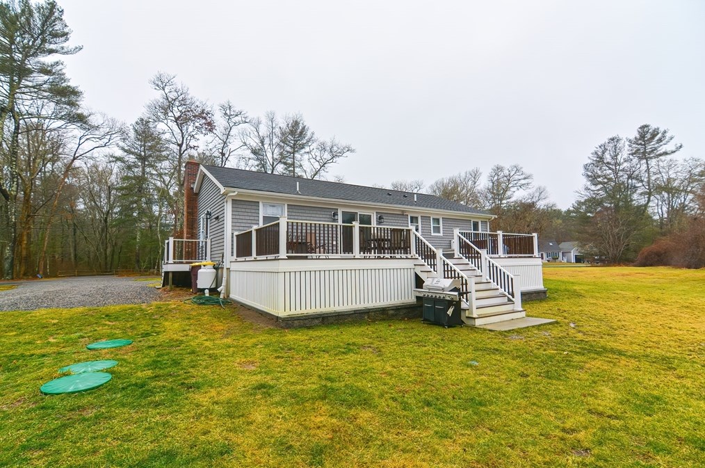 231 Mattapoisett Rd, New Bedford MA 02743-1233 exterior