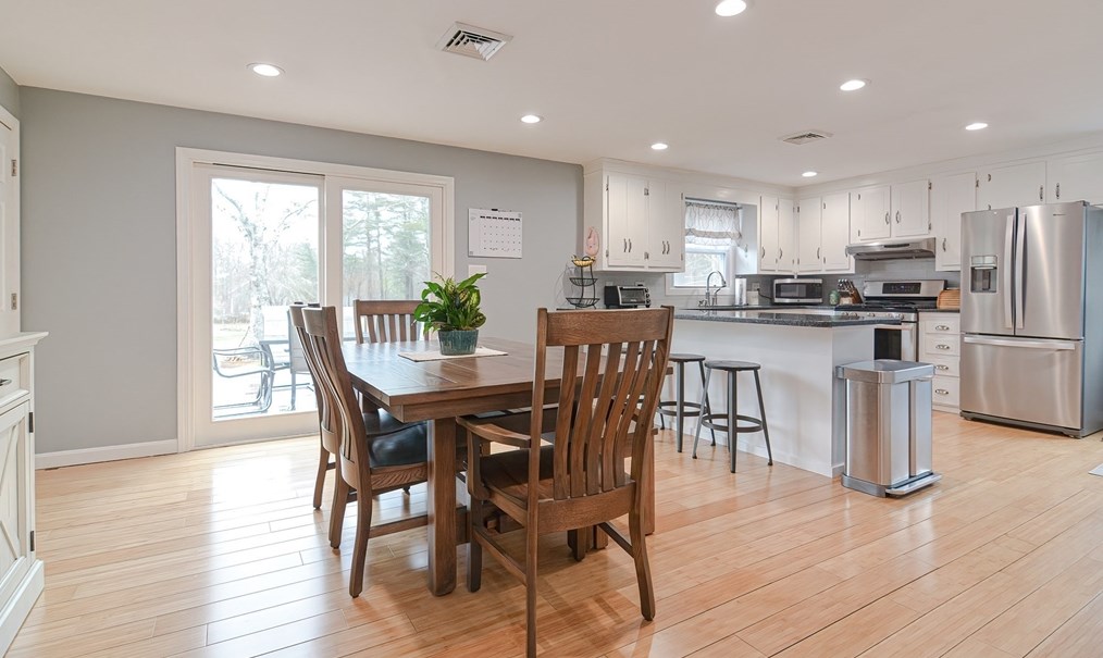 231 Mattapoisett Rd, New Bedford MA 02743-1233 exterior