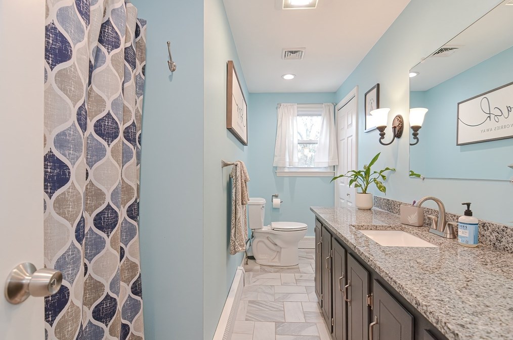 231 Mattapoisett Rd, New Bedford MA 02743-1233 exterior