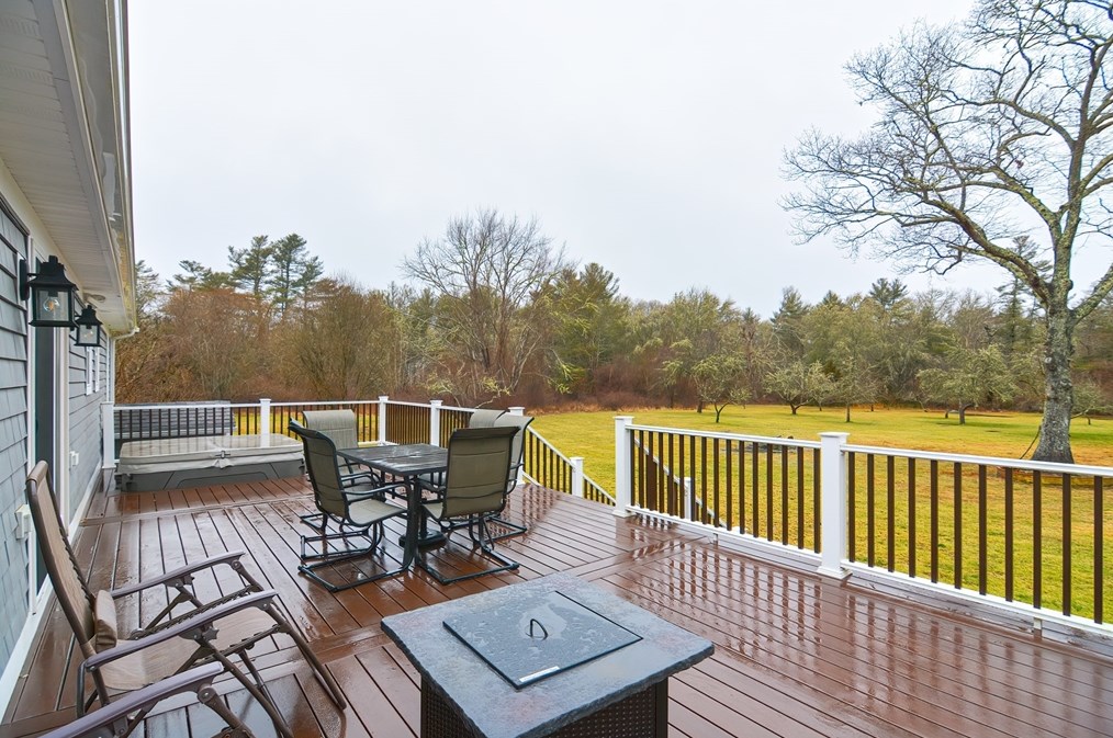 231 Mattapoisett Rd, New Bedford MA 02743-1233 exterior