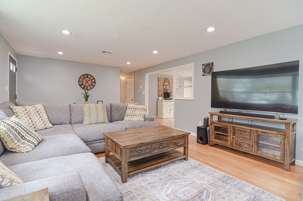 231 Mattapoisett Rd, New Bedford MA 02743-1233 exterior