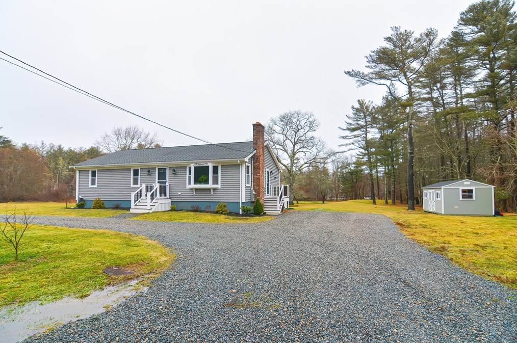 231 Mattapoisett Rd, New Bedford MA 02743-1233 exterior