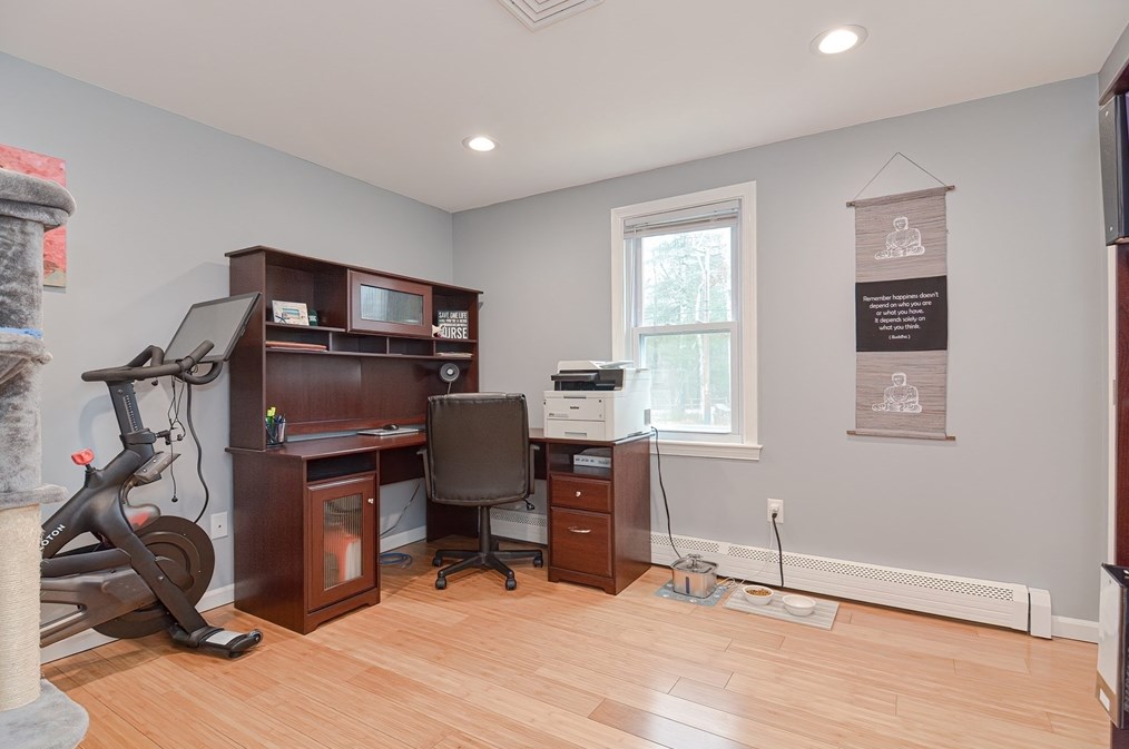 231 Mattapoisett Rd, New Bedford MA 02743-1233 exterior