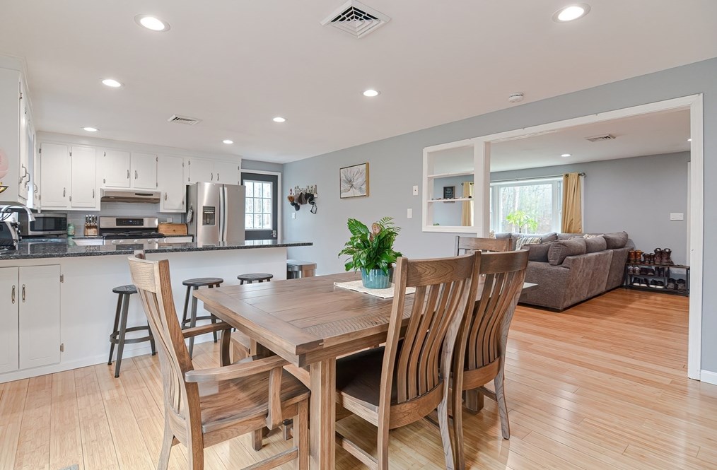 231 Mattapoisett Rd, New Bedford MA 02743-1233 exterior