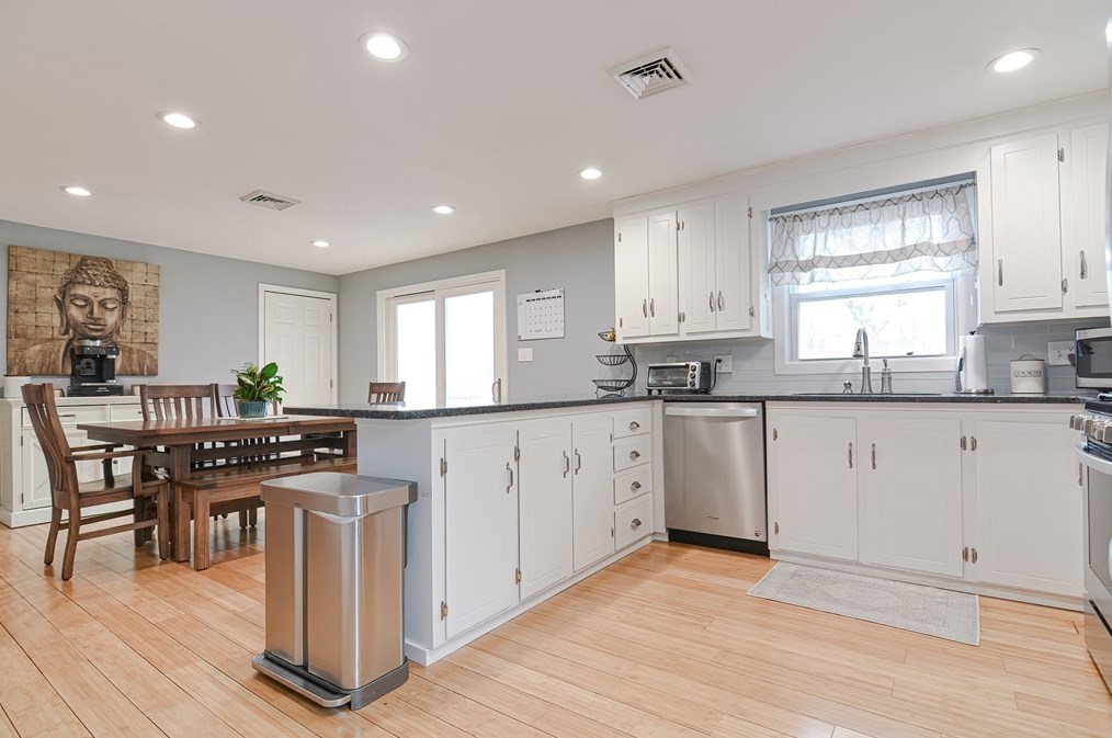 231 Mattapoisett Rd, New Bedford MA 02743-1233 exterior