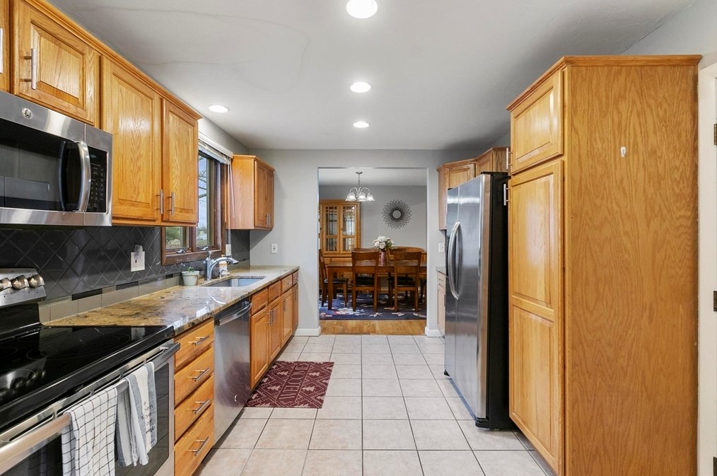 361 Lk Ave, Worcester MA 01604-1311 exterior