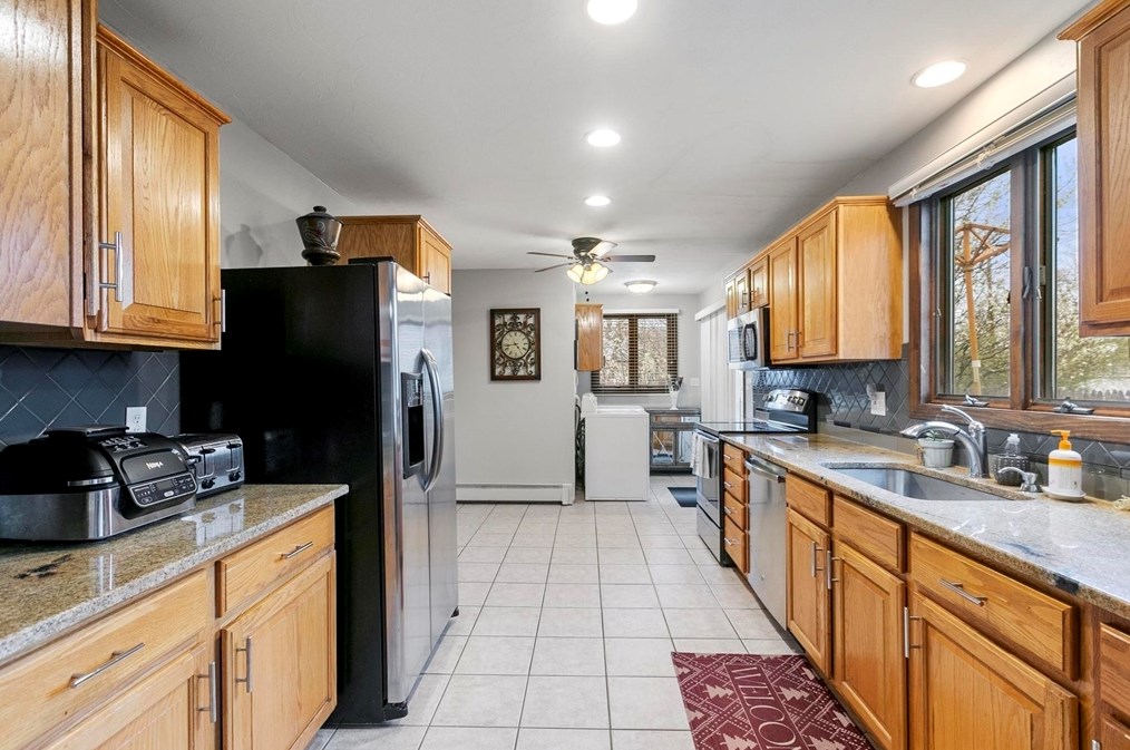 361 Lk Ave, Worcester MA 01604-1311 exterior