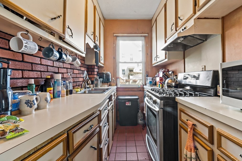 311 Collette St, New Bedford MA 02746-2422 exterior