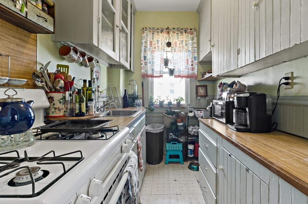 311 Collette St, New Bedford MA 02746-2422 exterior