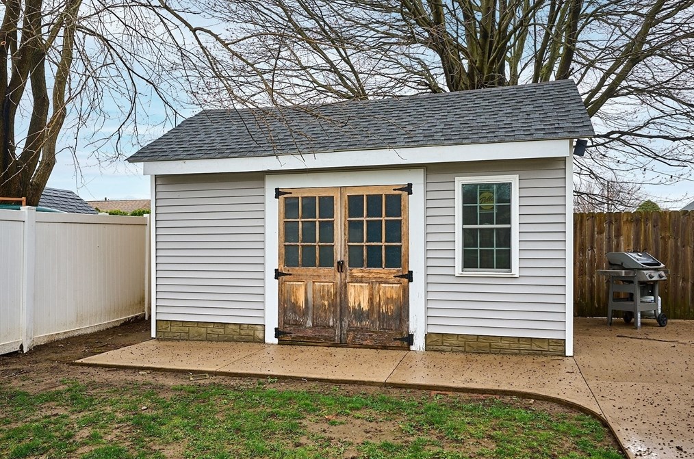 130 Delaney Ave, Chicopee MA 01013-1311 exterior