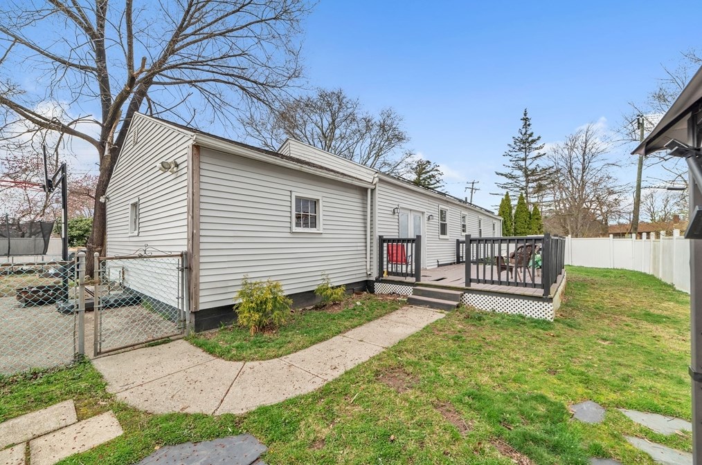 1061 Parker St, Springfield MA  01129-1062 exterior