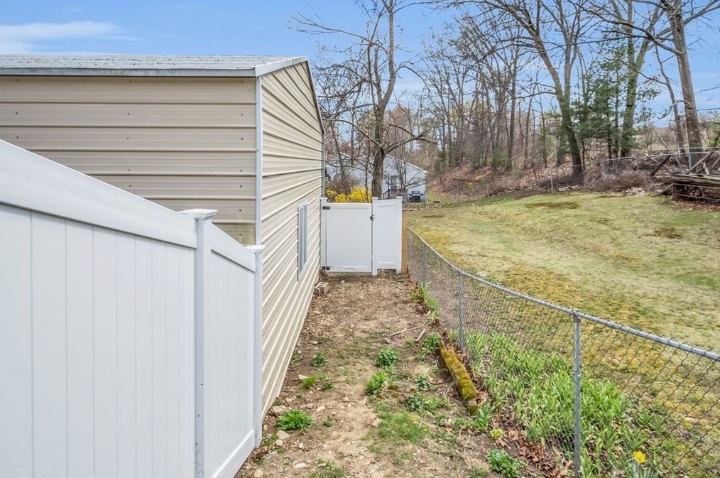 29 Battles St, Leominster MA 01453-1599 exterior