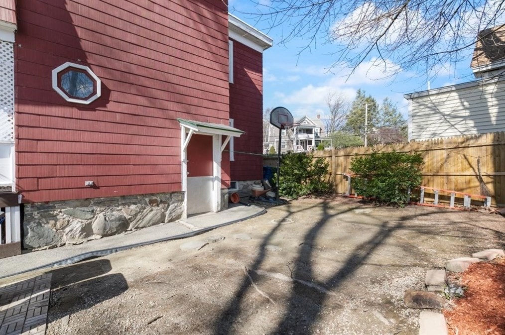 622 Haverhill St, Lawrence MA 01840-1712 exterior