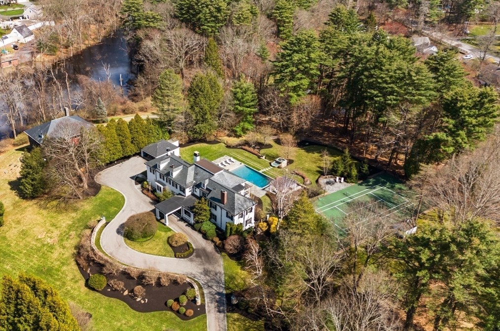 15 Mansion Dr, Topsfield MA 01983-1109 exterior