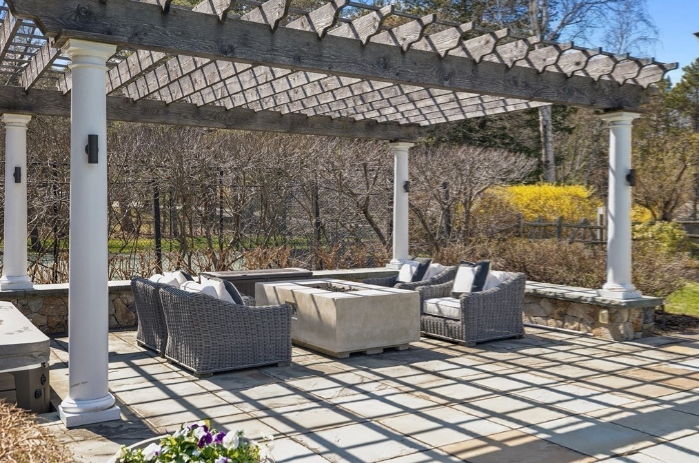 15 Mansion Dr, Topsfield MA 01983-1109 exterior