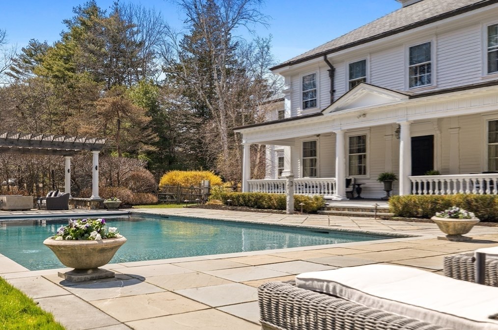 15 Mansion Dr, Topsfield MA 01983-1109 exterior