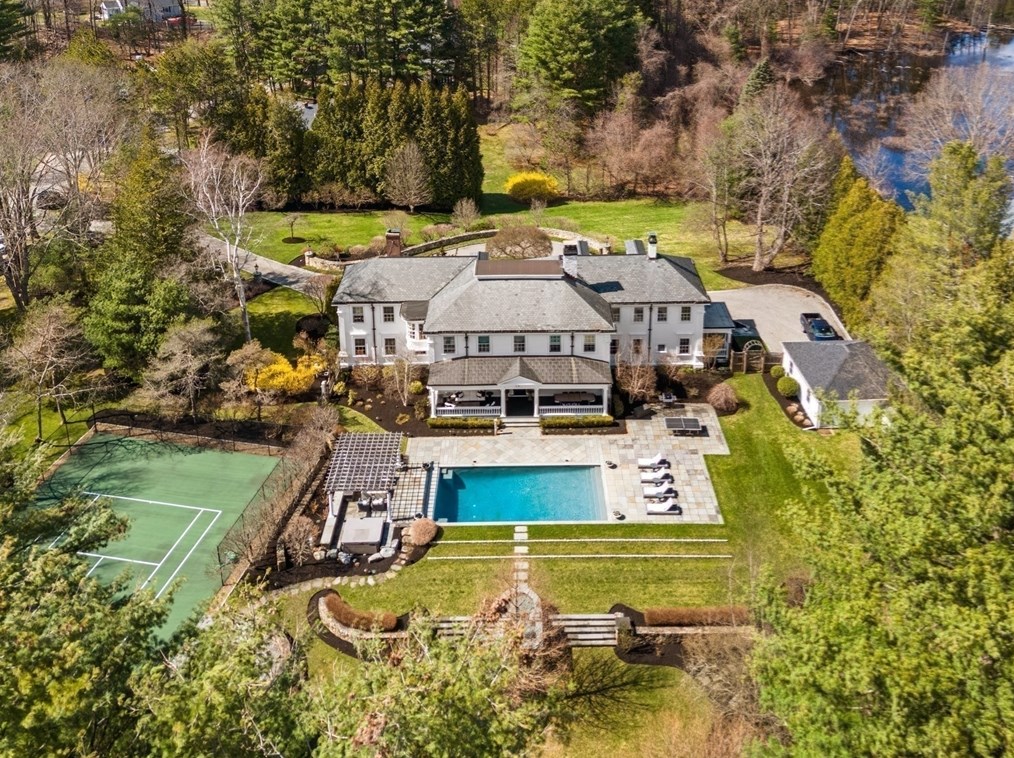 15 Mansion Dr, Topsfield MA 01983-1109 exterior