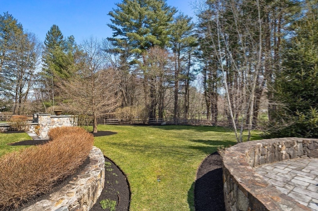 15 Mansion Dr, Topsfield MA 01983-1109 exterior