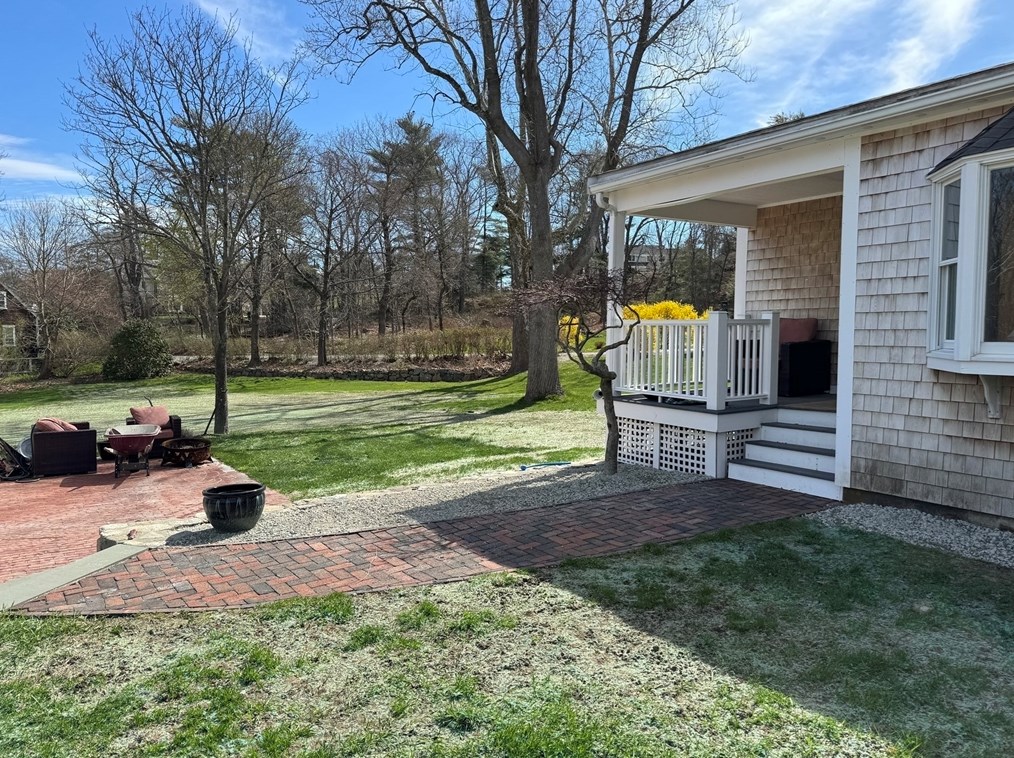 14 Cherry St, Hingham MA  02043-1408 exterior