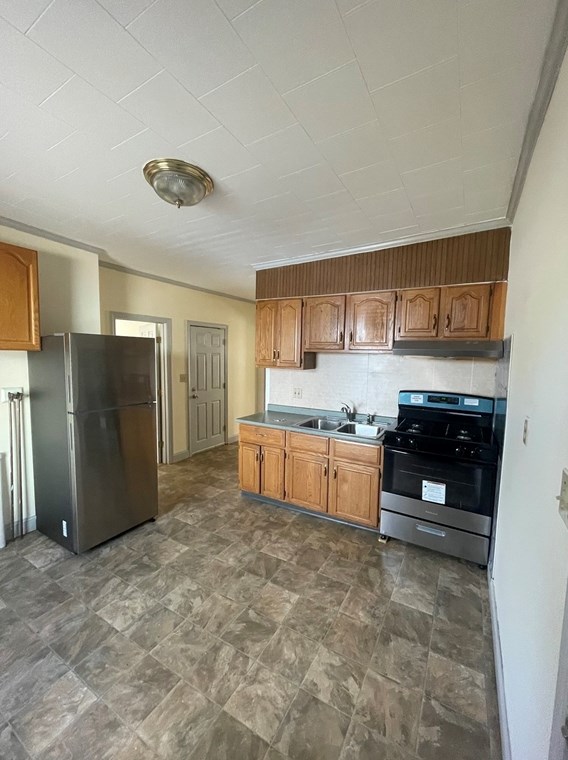 153 Cross St, Lowell MA 01854-4243 exterior