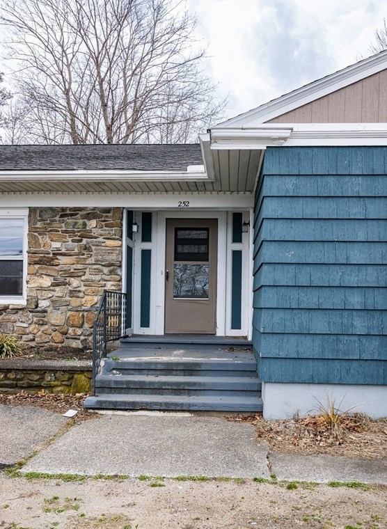 252 Thompson Rd, Webster MA  01570-1507 exterior