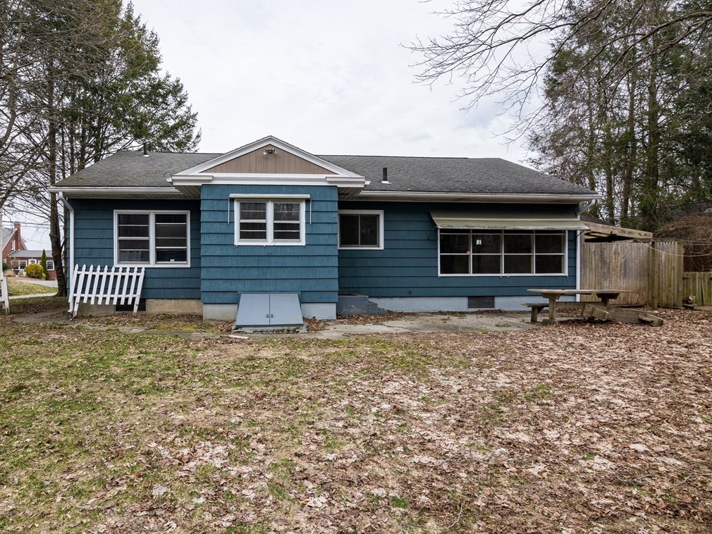 252 Thompson Rd, Webster MA  01570-1507 exterior