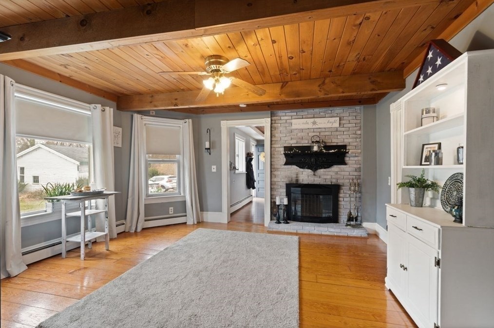 326 Main St, East Bridgewater MA 02324-1476 exterior