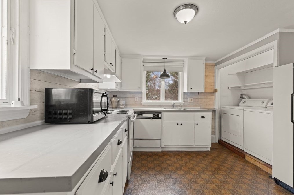 326 Main St, East Bridgewater MA 02324-1476 exterior