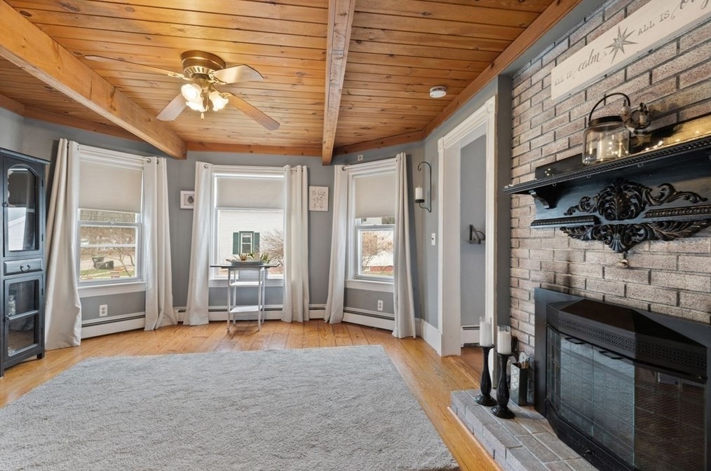 326 Main St, East Bridgewater MA 02324-1476 exterior