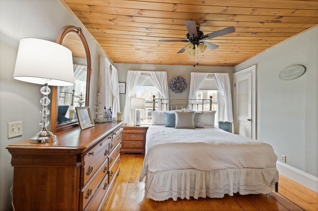 326 Main St, East Bridgewater MA 02324-1476 exterior