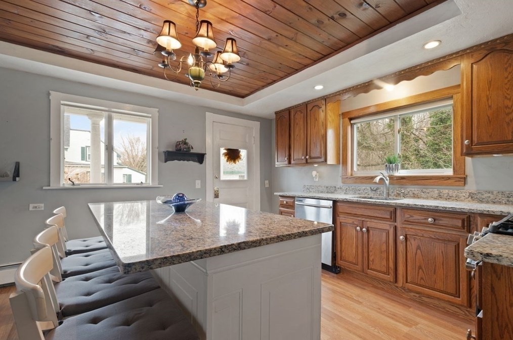 326 Main St, East Bridgewater MA 02324-1476 exterior