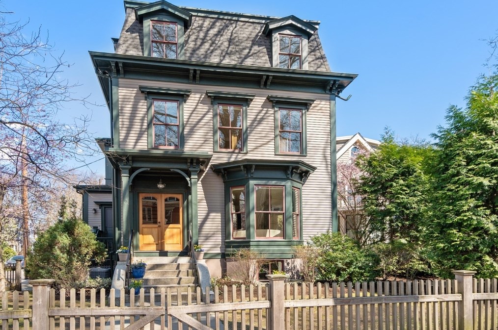 122 Oxford St, Cambridge MA  02140-2256 exterior