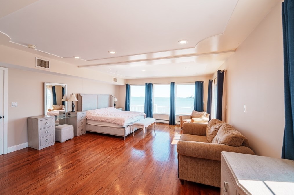 433 Quincy Shore Dr, Quincy MA 02171-2061 exterior