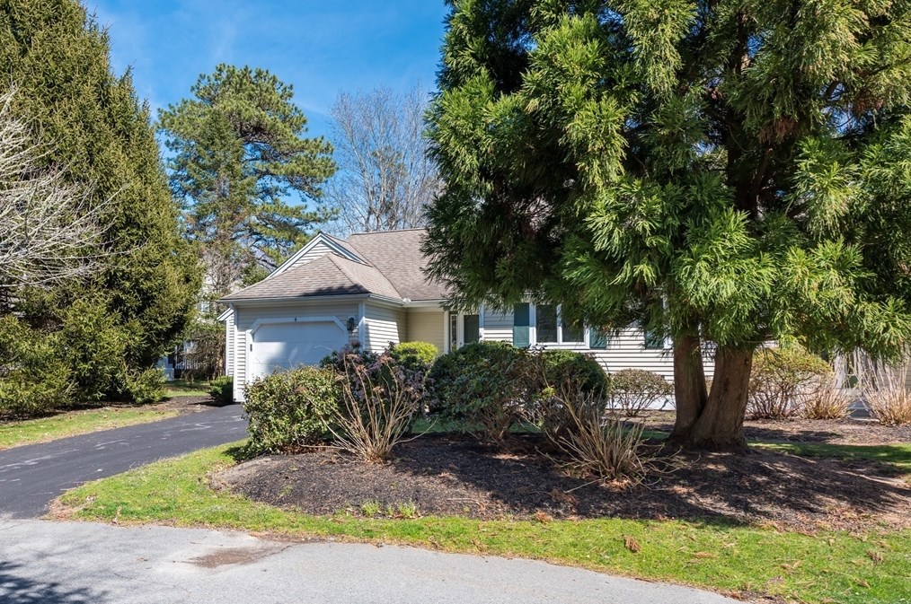 4 Upland Cir, Mashpee MA 02649-2863 exterior