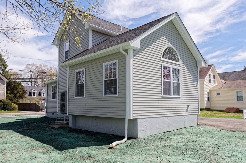 45 Pleasant St, Medfield MA  02052-2613 exterior