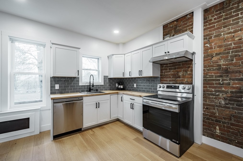 56 Taylor St, Holyoke MA  01040-3321 exterior