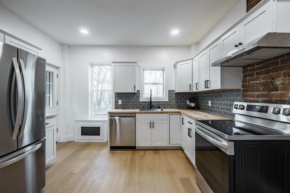 56 Taylor St, Holyoke MA  01040-3321 exterior