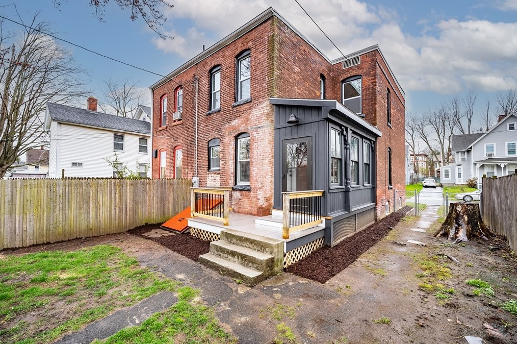 56 Taylor St, Holyoke MA  01040-3321 exterior