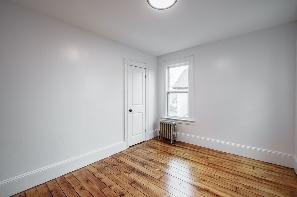 56 Taylor St, Holyoke MA  01040-3321 exterior